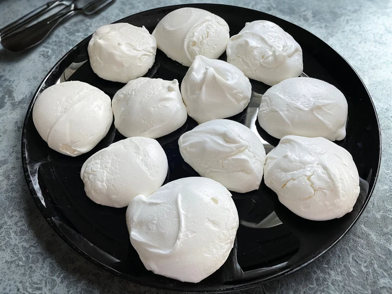 12 Gluten & dairy free meringues