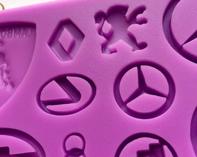 Mercedes Audi Lamborghini Renault Peugeut Chevrolet ecc. Logo Griffe Marchi Auto famosi