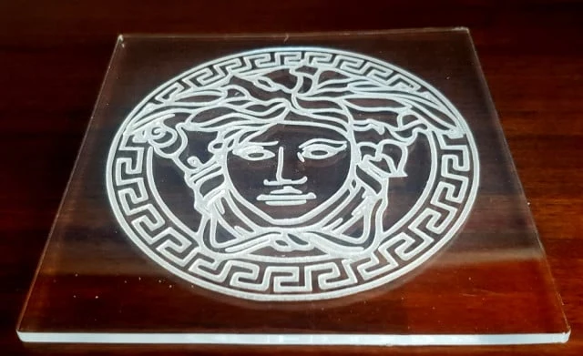 Versace Griffe. 13 x 13 cm. Stampo in Rilievo
