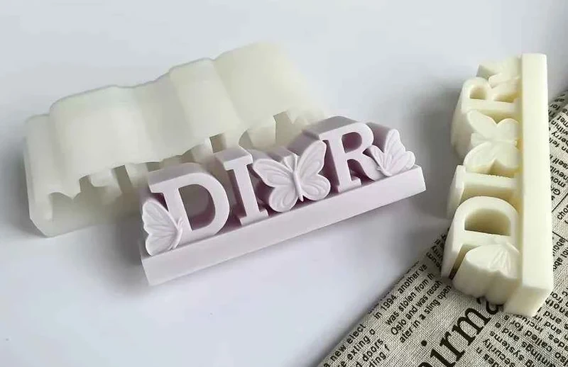 Stampo scritta Logo Dior con Farfalle