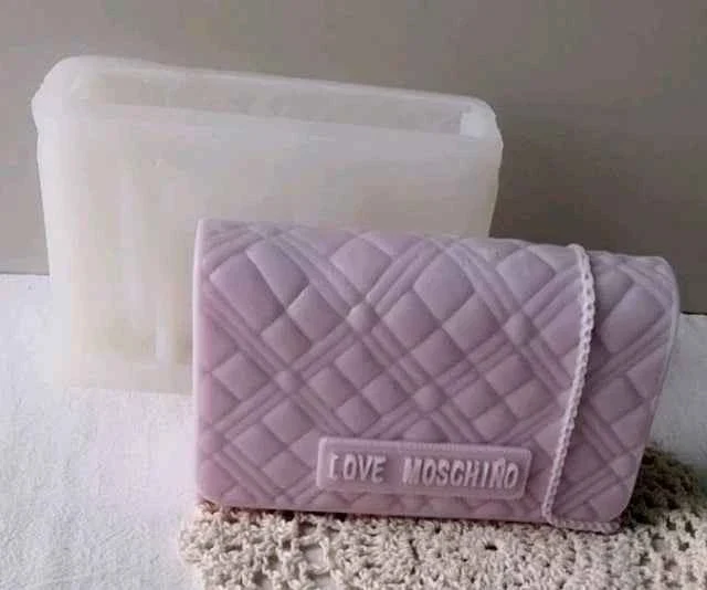 Grande Borsetta Logo Griffe Love MOSCHINO di 14.5 x h 8.5 x 4 cm. Peso 377 gr.