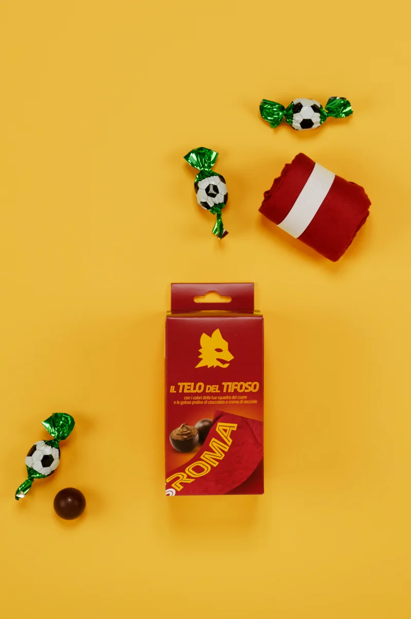 Telo del tifoso A. S. Roma Ufficiale ICAM con Praline di Cioccolato al Latte e Crema di Nocciola 80g