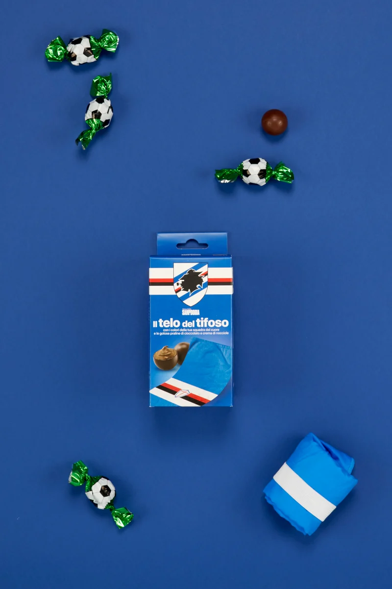 Telo del tifoso Sampdoria Ufficiale ICAM con Praline di Cioccolato al Latte e Crema di Nocciola 80g