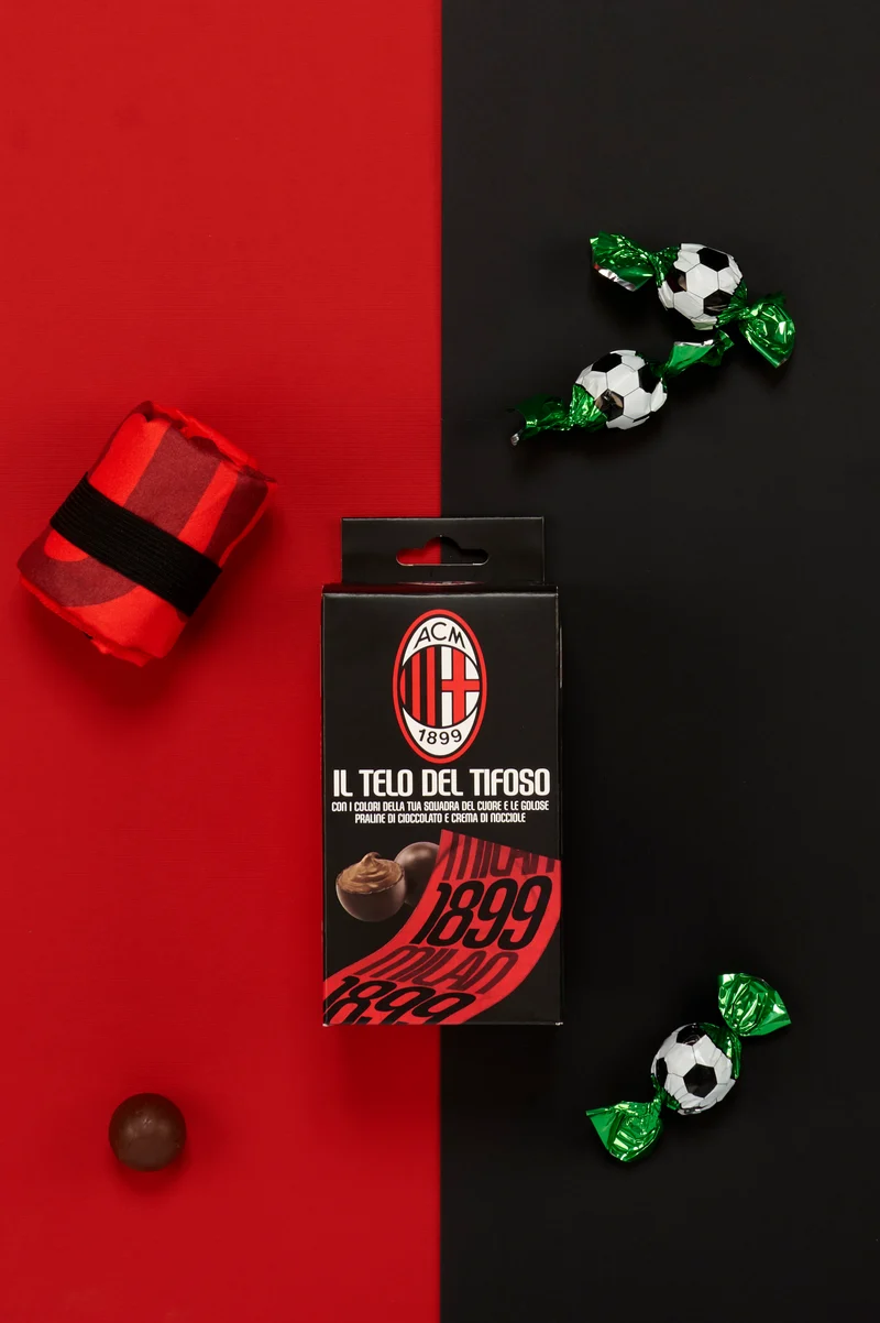 Telo del tifoso A. C. Milan Ufficiale ICAM con Praline di Cioccolato al Latte e Crema di Nocciola 80g