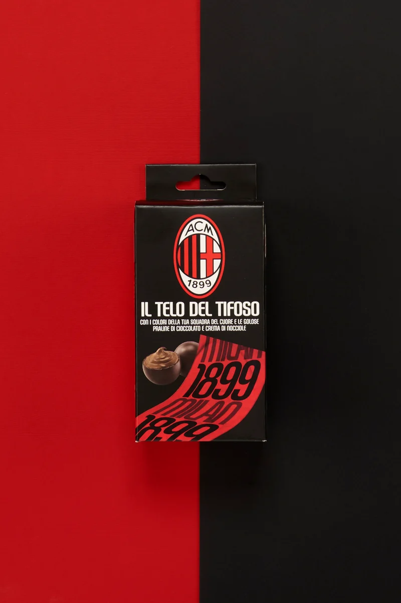 Telo del tifoso A. C. Milan Ufficiale ICAM con Praline di Cioccolato al Latte e Crema di Nocciola 80g