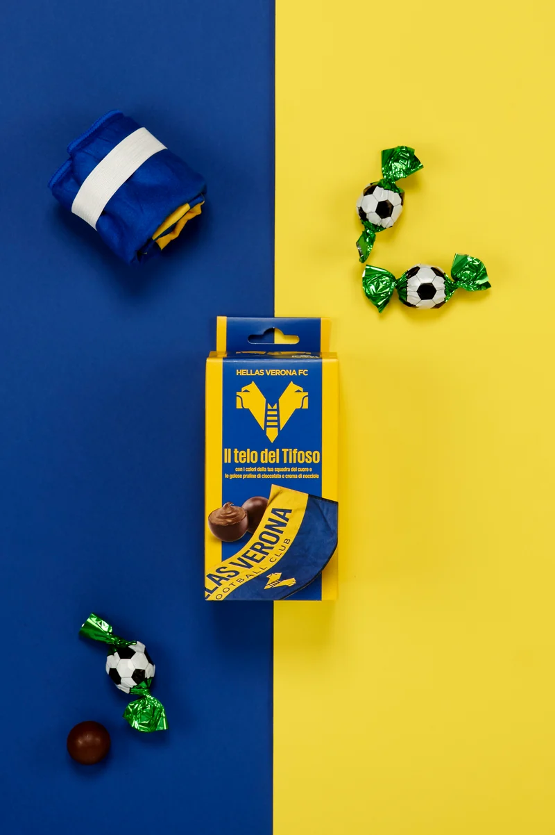 Telo del tifoso Hellas Verona Ufficiale ICAM con Praline di Cioccolato al Latte e Crema di Nocciola 80g