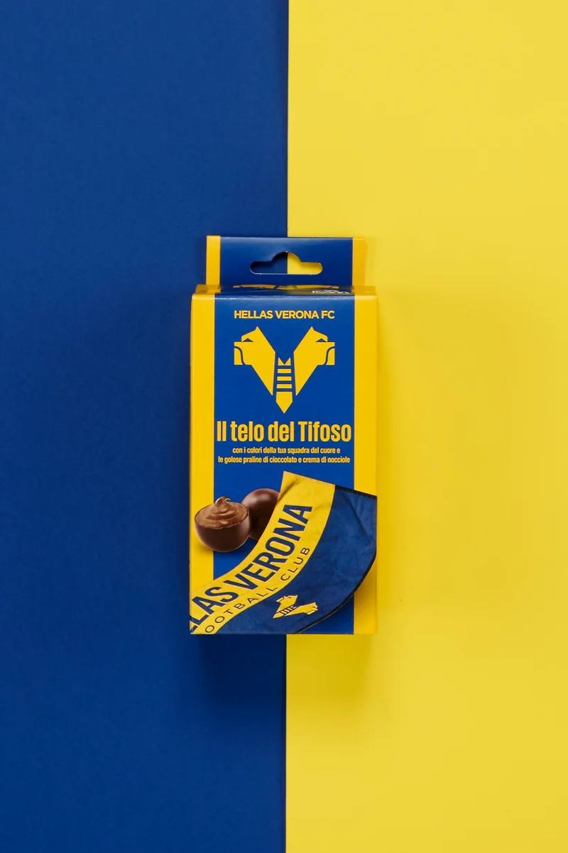 Telo del tifoso Hellas Verona Ufficiale ICAM con Praline di Cioccolato al Latte e Crema di Nocciola 80g