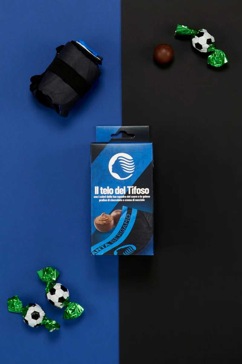 Telo del tifoso Atalanta Ufficiale ICAM con Praline di Cioccolato al Latte e Crema di Nocciola 80g