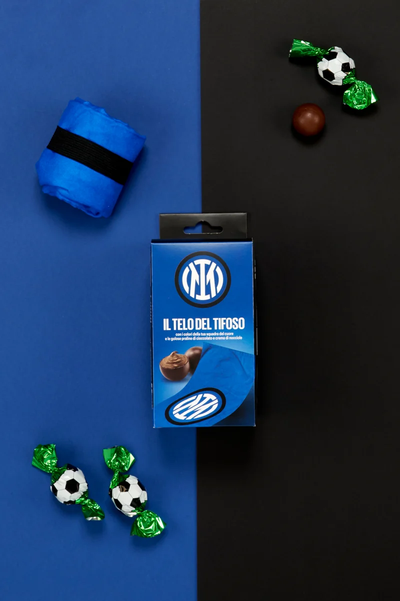 Telo del tifoso F. C. Inter Ufficiale ICAM con Praline di Cioccolato al Latte e Crema di Nocciola 80g