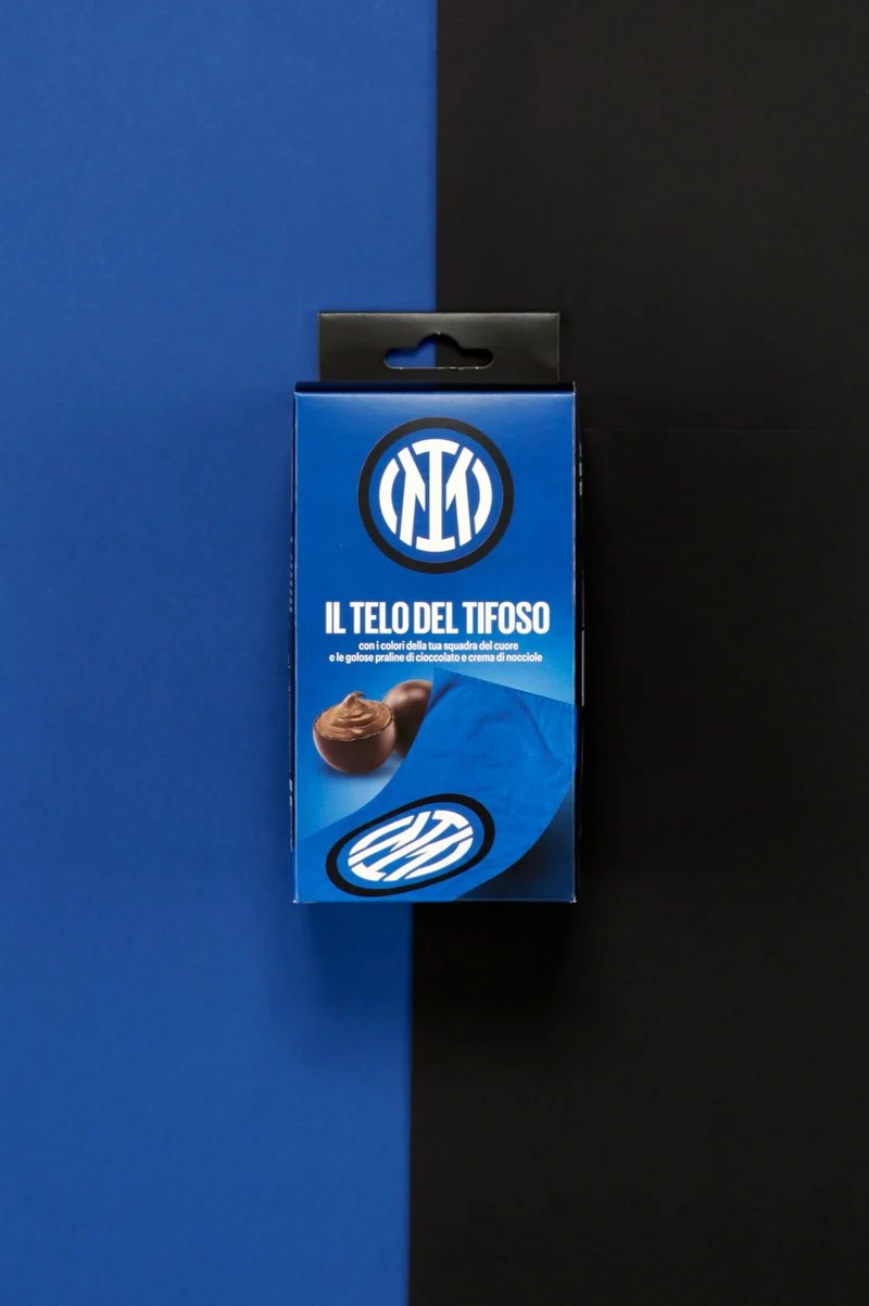 Telo del tifoso F. C. Inter Ufficiale ICAM con Praline di Cioccolato al Latte e Crema di Nocciola 80g