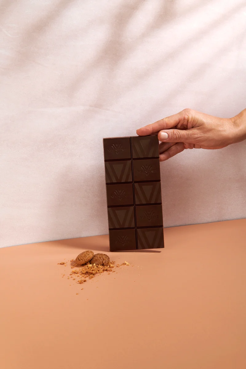 Tavoletta Vanini Monorigine Perù Fondente 62% con biscotto al gusto di amaretto