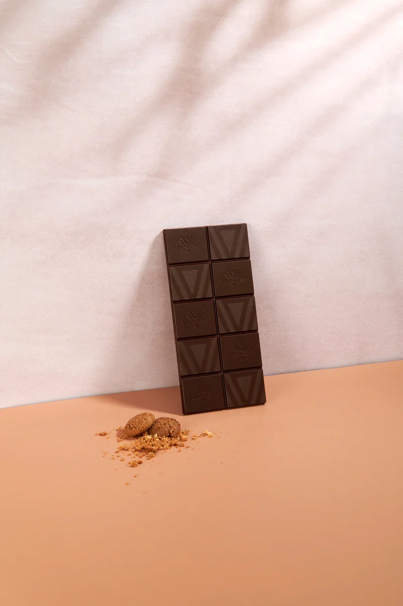 Tavoletta Vanini Monorigine Perù Fondente 62% con biscotto al gusto di amaretto