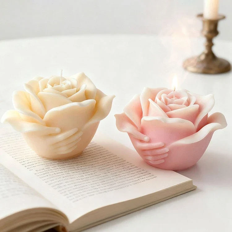 Mano che abbraccia una Rosa. Stampo in silicone anche per Candele e Saponi