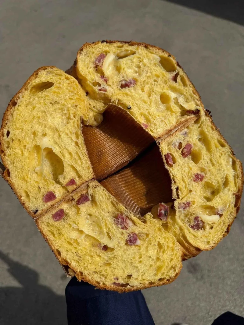 Tortano lievitato salato, con salame napoletano,provolone piccante e pepe nero