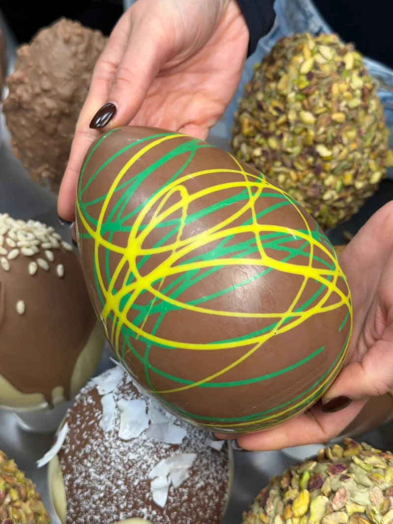 Uovo di Pasqua Ripieno Dubai Chocolate, con golosa sorpresa