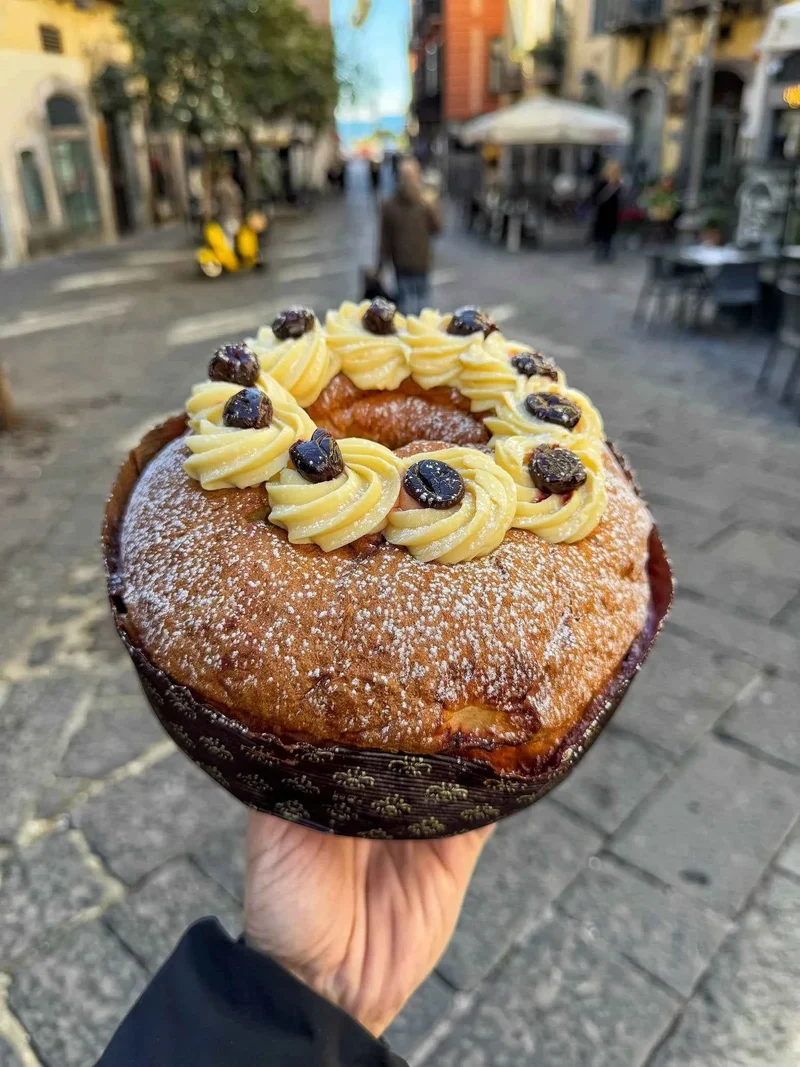 Zeppola di San Giuseppe lievitata, ricca di amarene e crema alla vaniglia.