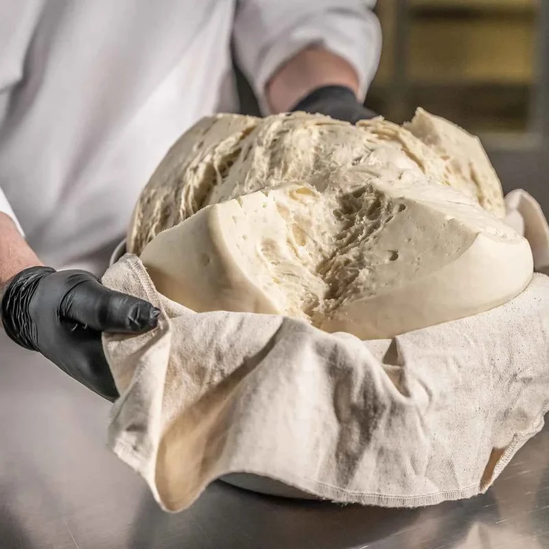 Zeppola di San Giuseppe lievitata, ricca di amarene e crema alla vaniglia.