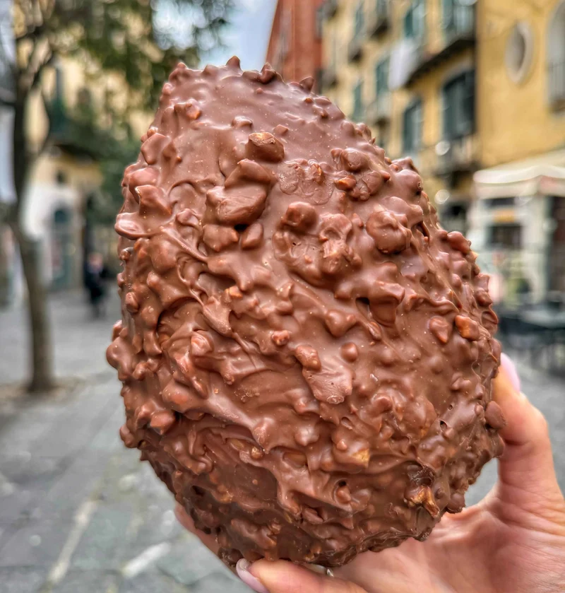 Uovo di Pasqua Nocciolato al latte, con golosa sorpresa
