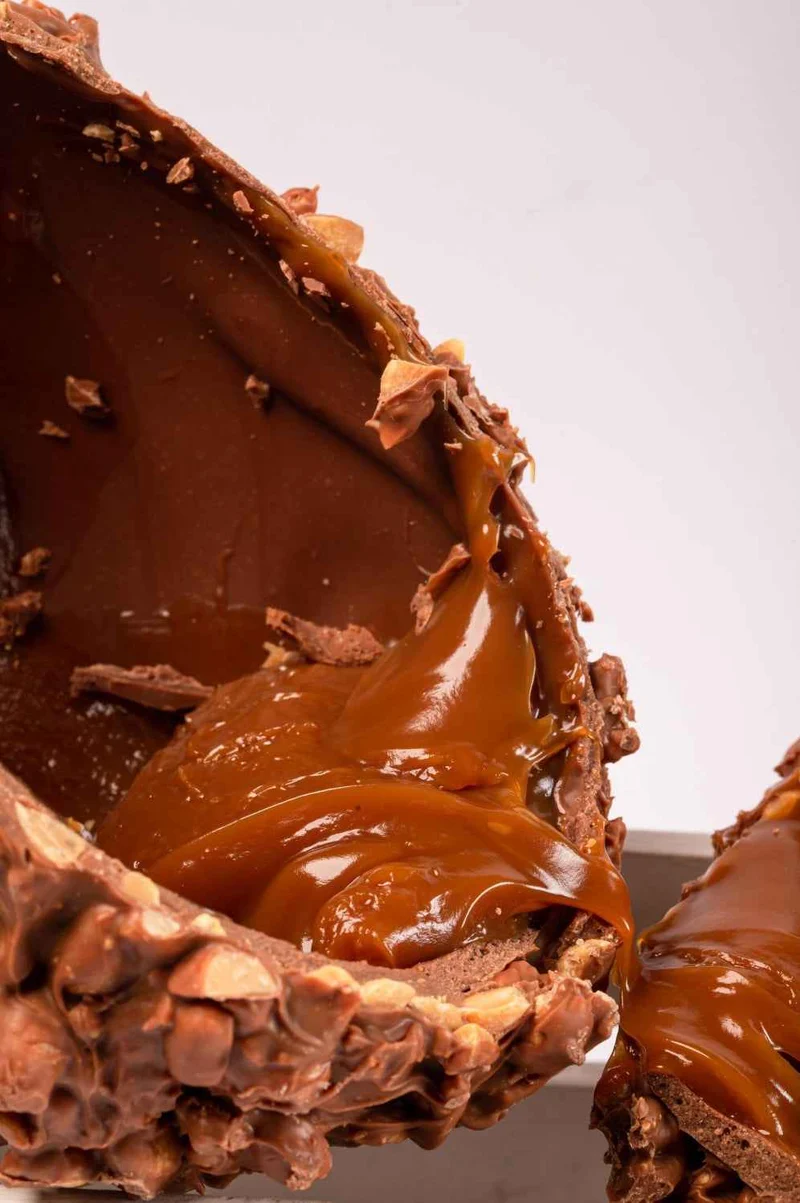 Uovo snickers ripieno di crema caramello gr.650