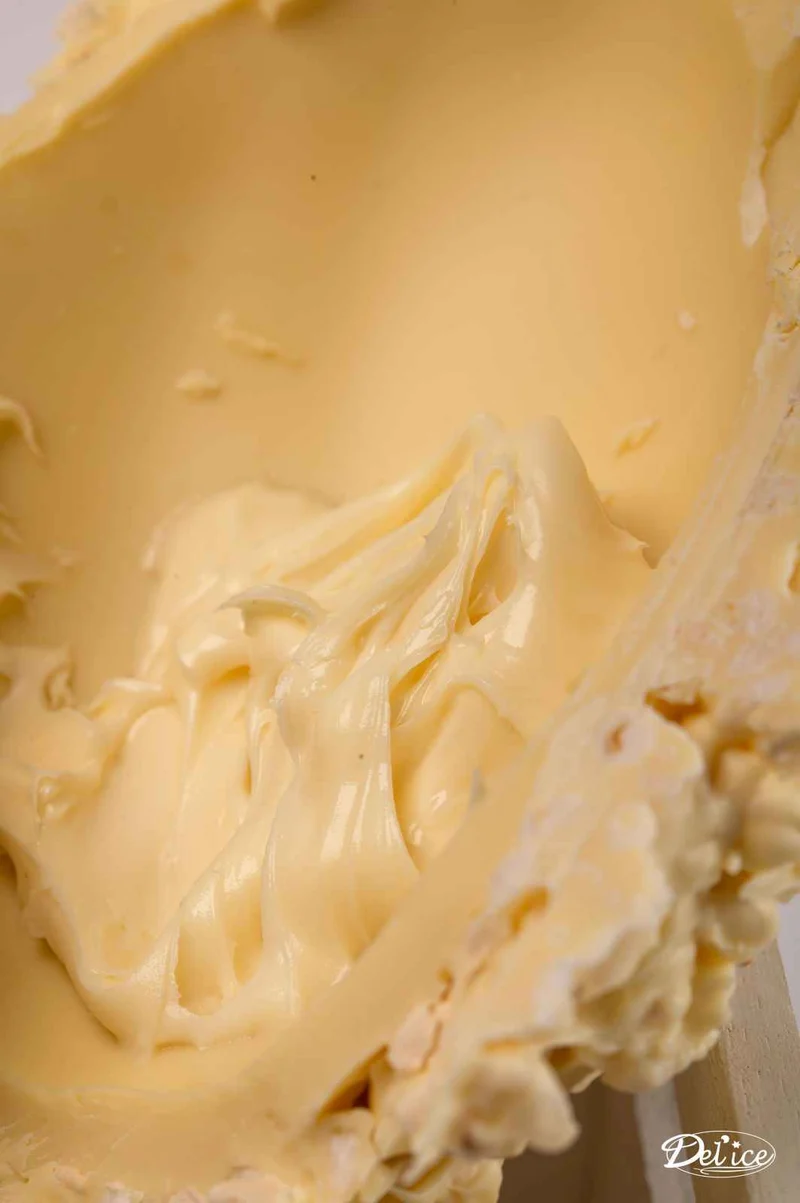 Uovo nocciolato ripieno di crema bianco gr.650