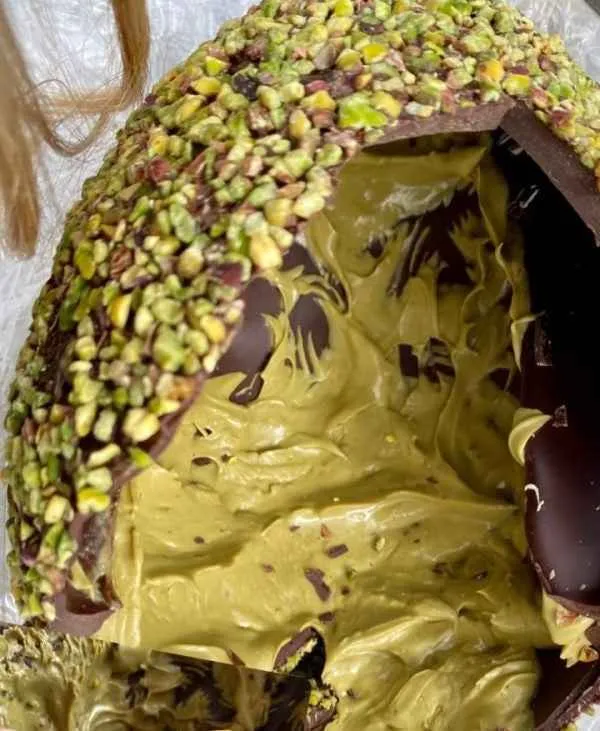 Box DOPPIO Pasquale Colomba al pistacchio da oltre 1,2kg + 2x Uova di Pasqua FARCITE da 650gr ( 1 latte + 1 fondente )