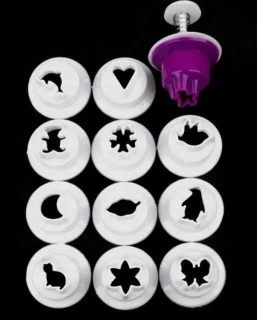 Set di 12 fantastici stampi. Delfino,Luna,Pinguino,Gattino,Foglia,Cuore,Stella,Uccello,Farfalla,Orsetto,Fiore e Omino.