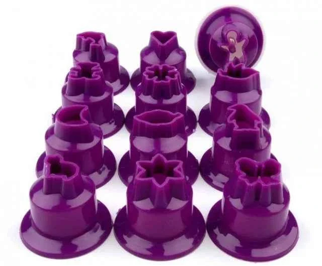Set di 12 fantastici stampi. Delfino,Luna,Pinguino,Gattino,Foglia,Cuore,Stella,Uccello,Farfalla,Orsetto,Fiore e Omino.