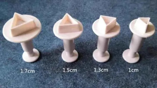 Triangolo. 4 Stampi espulsione di varie misure