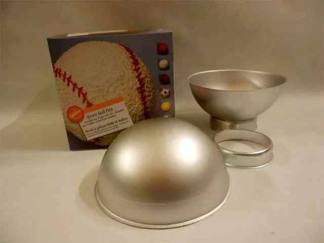 Teglia Tonda.Pallone Sport. Set di 2 Stampi anche Calcio in 3/D con base per cottura. Wilton