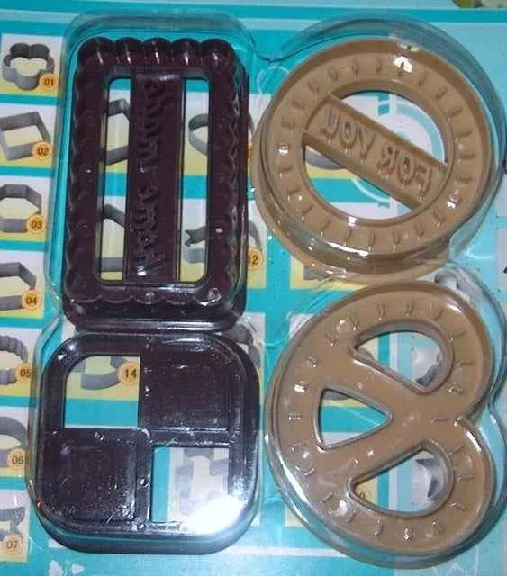 Biscotti. Set di 4 stampi Tagliapasta Smile con varie forme e 2 scritte