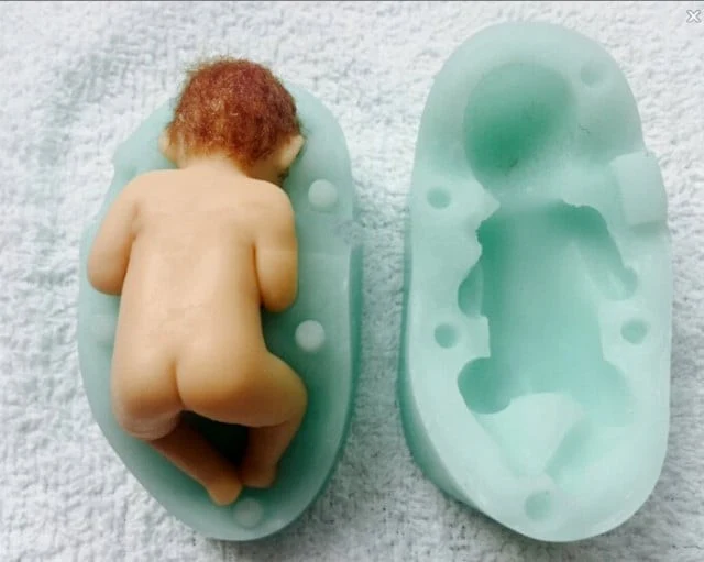 Neonato che dorme con piedi in alto. Stampo in silicone ad alta definizione