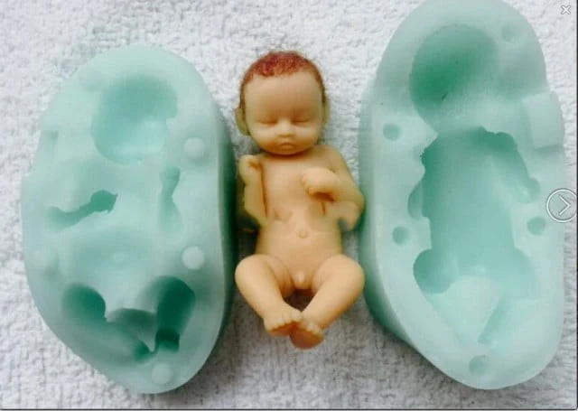 Neonato che dorme con piedi in alto. Stampo in silicone ad alta definizione