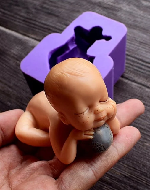 Neonato sulla Palla. Stampo in silicone ad alta definizione