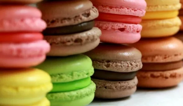 macarons fatti da noi. vari colori e gusti.
