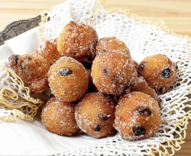 frittelle dolci di pasqua,come pettole, artigianali,al limone, mele e uvetta.