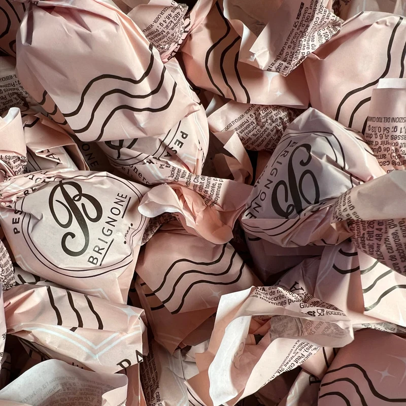 Praline PescAmaretto - Cioccolatini artigianali al gusto di Pesche Ripiene