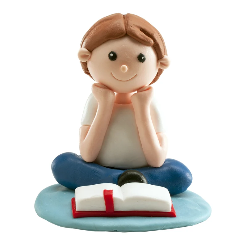 FIGURA DE CLAY TARTA COMUNIÓN NIÑO SENTADO 8 cm