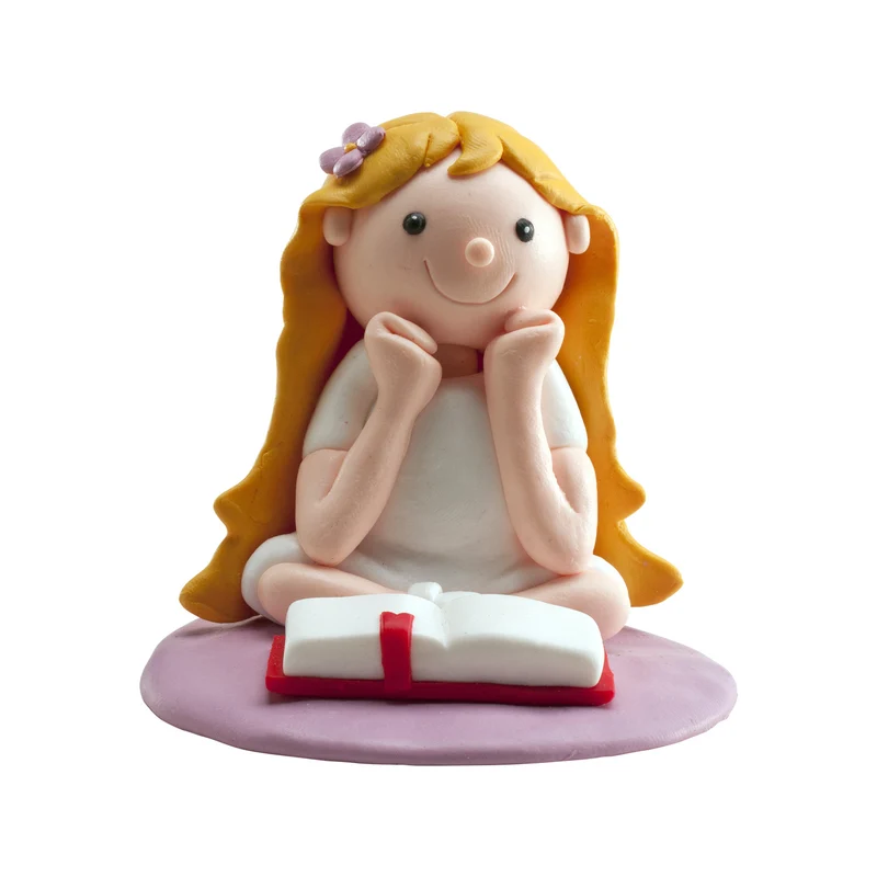 NIÑA COMUNIÓN LEYENDO BIBLIA CLAY 8CM