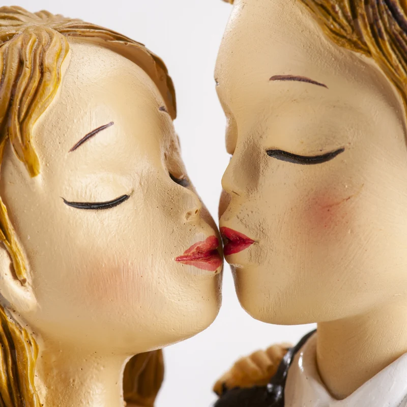 PAREJA DE BODA CON COPA Y BESO 16CM