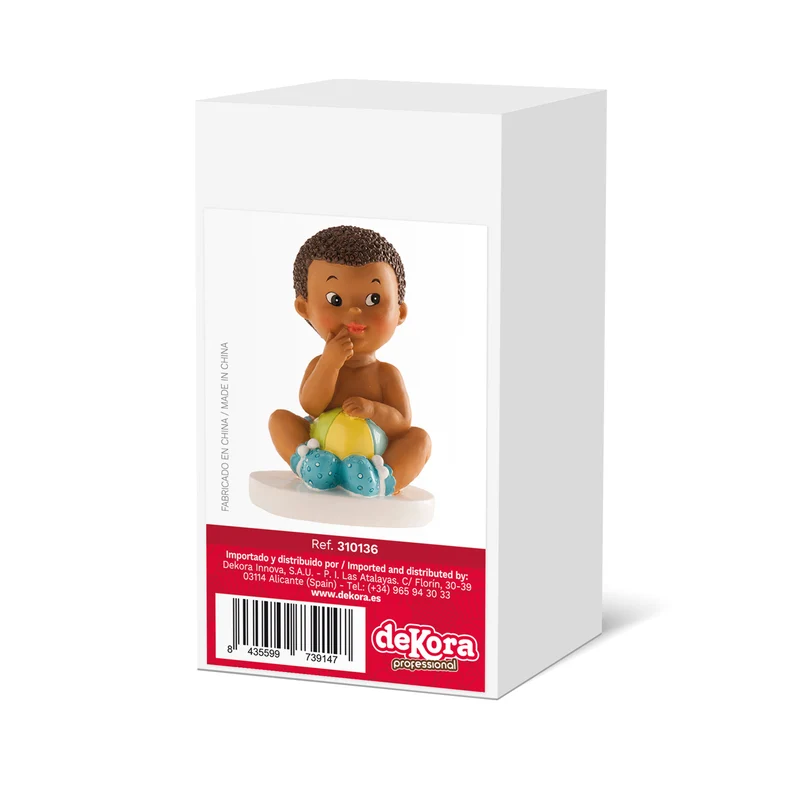 FIGURA TARTA BAUTIZO NIÑO SENTADO CON PELOTA 10CM