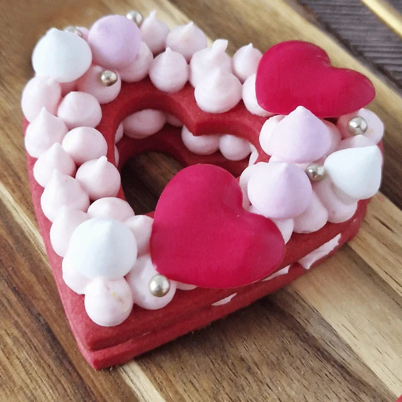 CORAZONES ROJOS 2D CHOCOLATE BLANCO 30X27MM