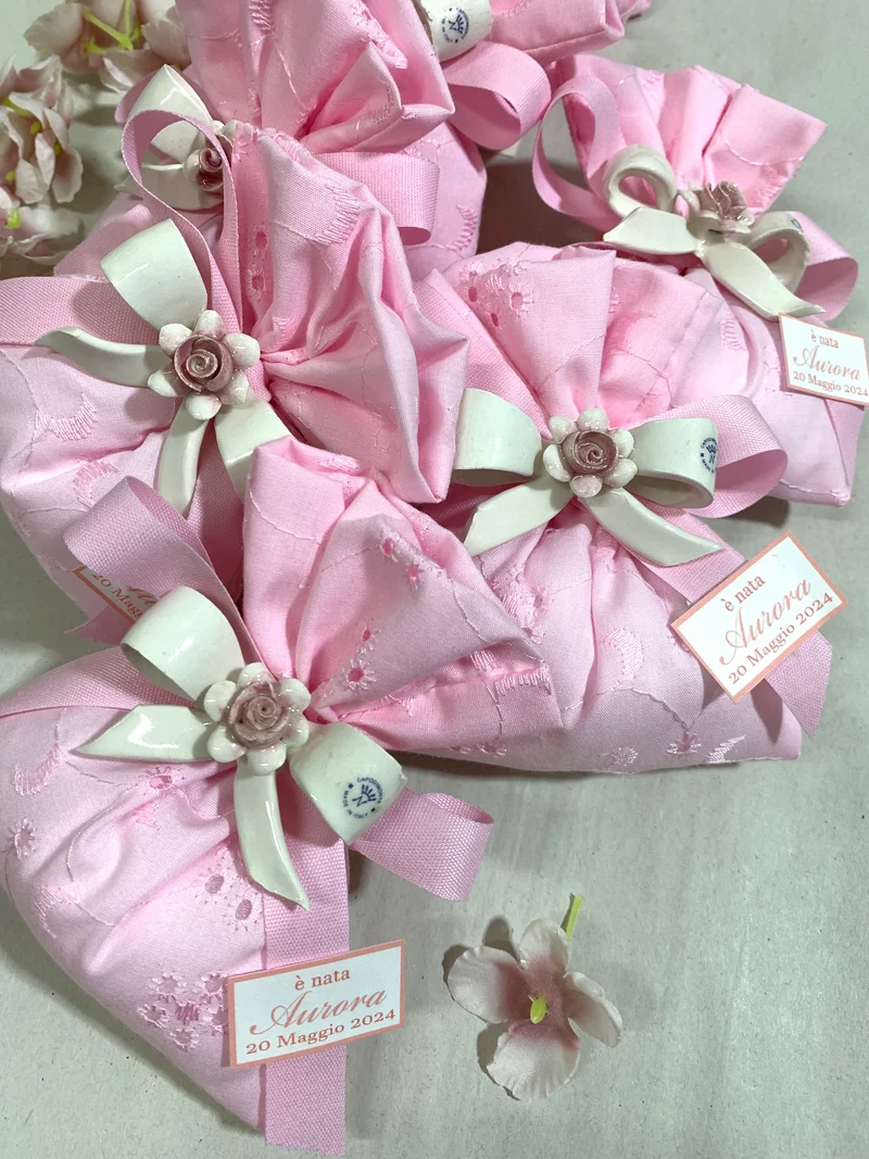 Fiocchetto in ceramica con rosa confezionato