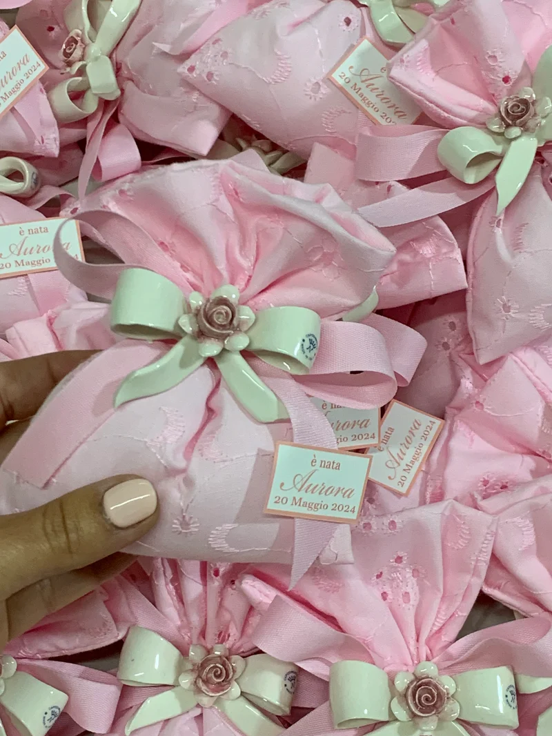 Fiocchetto in ceramica con rosa confezionato
