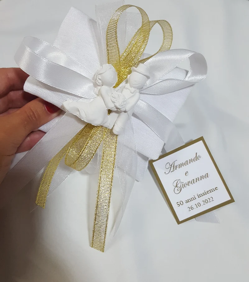 pochette con sposini nastro oro per anniversario di matrimonio