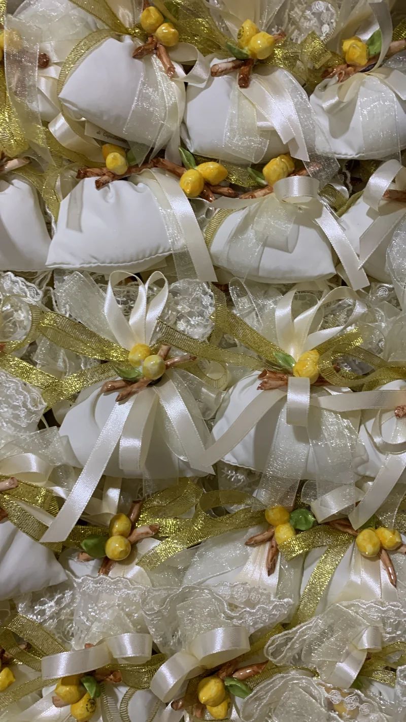 Sacchetto con applicazione limoni e nastri oro