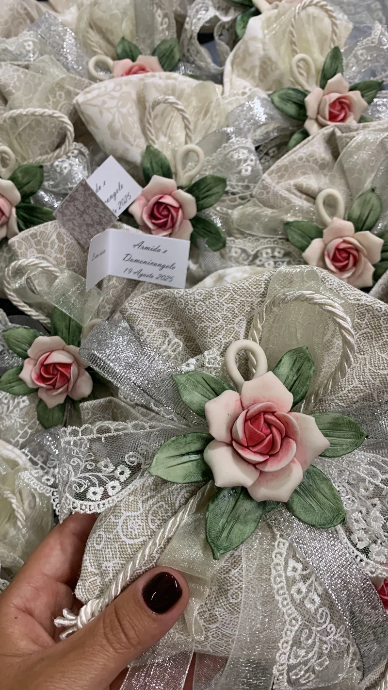 Sacchetto con rosa maggese in porcellana con foglioline