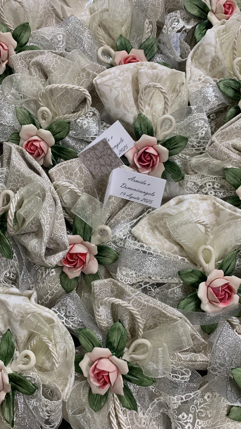 Sacchetto con rosa maggese in porcellana con foglioline