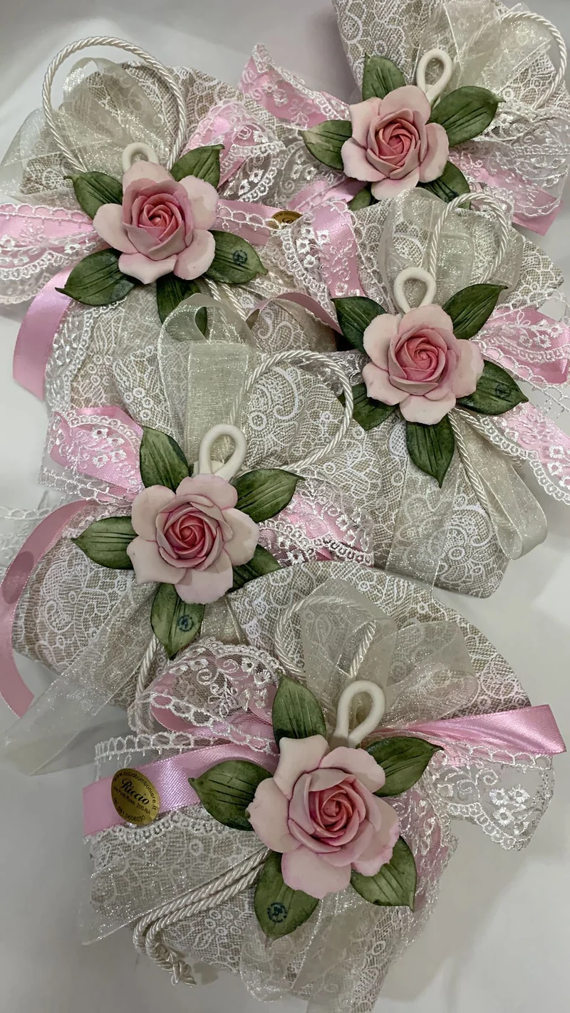 Sacchetto con rosa maggese in porcellana con foglioline