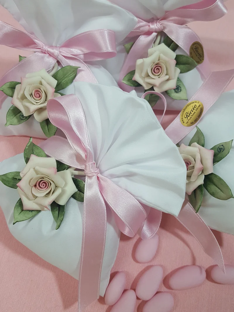 Sacchetto con rosa maggese in porcellana con foglioline