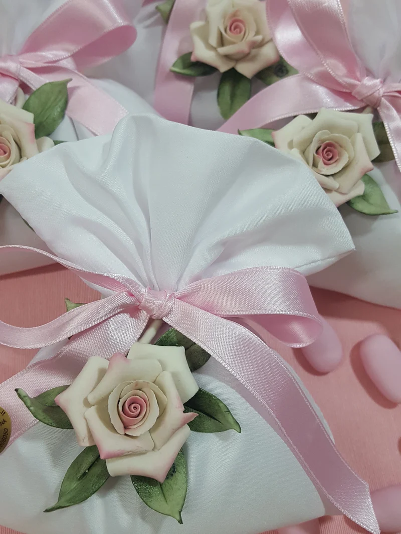 Sacchetto con rosa maggese in porcellana con foglioline